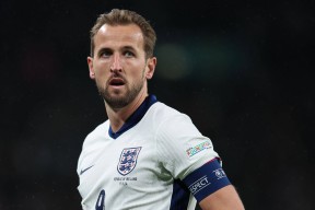 爱游戏平台-凯恩迎来三赛季出色发挥，塞尔维亚队观众热烈欢呼！-爱游戏平台