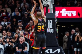 爱游戏中国-杜兰特迎来三赛季出色发挥，勇士观众热烈欢呼！-爱游戏中国